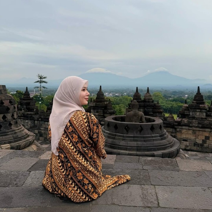<p>Saat di Yogyakarta, Ayana mengunjungi beberapa tempat wisata. Salah satunya adalah Candi Borobudur. Selama kunjungan ini, Ayana terlihat mengenakan baju batik khas Jawa. Ia juga membagikan potret saat berpose di bangunan bersejarah itu, Bunda. (Foto: Instagram @xolovelyayana)</p>