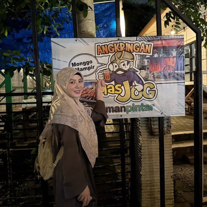 <p>Ayana tak lupa menikmati suasana malam jalanan Malioboro. Di tempat ini, Ayana juga kulineran makanan dan tak sengaja bertemu dengan penggemarnya. "Malam terakhir di #Jogja. Senang banget karena saya cuma pesan paha tapi dapat ceker juga. Dan saya bisa gak sengaja ketemu banyak <em>followersku</em> di sini. Seru bgt!! Dan saya minta maaf kalau kita gak bisa foto bareng. Sampai ketemu lagi," ujarnya. (Foto: Instagram @xolovelyayana)</p>