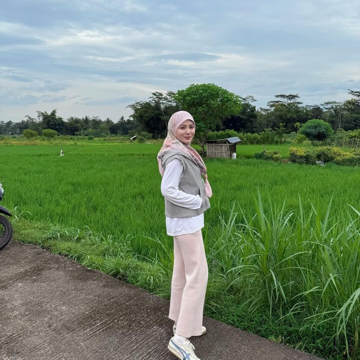<p>Perjalanan Ayana berakhir di Magelang, Jawa Tengah. Di Magelang, Ayana menikmati suasana alam yang sejuk. Liburan kali ini begitu berkesan bagi Ayana karena ia bisa menjalani&nbsp;<em>slow living</em> meski hanya sebentar. "Menikmati alam di #Magelang. Ternyata aku suka <em>slow-living</em> tapi cuma 5 hari <em>wkwk</em>. Yaudah.. aku tinggal di kota aja tapi jalan2 ke kampung <em>sometimes</em> ya," kata perempuan 30 tahun ini. (Foto: Instagram @xolovelyayana)</p>