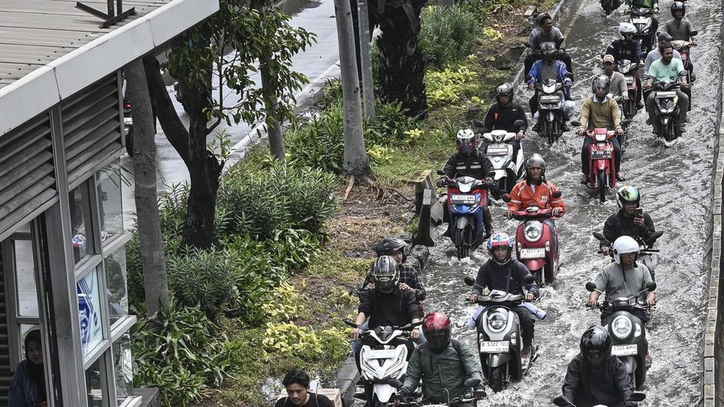 Polisi: Jalan Daan Mogot Macet Imbas Pemotor Lawan Arah Hindari Banjir
