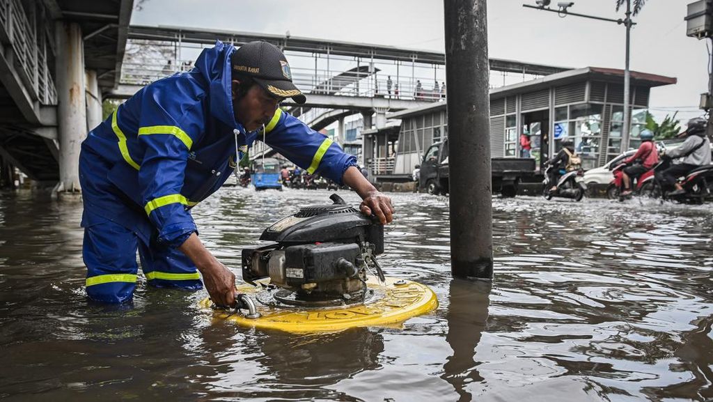 FOTO: Jalan Daan Mogot Lumpuh karena Banjir