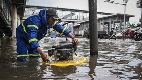 FOTO: Jalan Daan Mogot Lumpuh karena Banjir