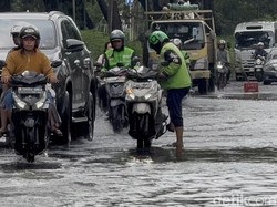 Banjir di Kelapa Gading, Ojol Sampai Parkir Tengah Jalan Demi Orderan