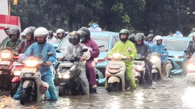BPBD DKI Jakarta melaporkan 46 RT dan 13 ruas jalan terendam banjir akibat hujan deras. Tim masih memantau dan berkoordinasi untuk penanganan genangan.
