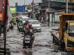 Update Banjir Jakarta Siang Ini: 28 RT dan 11 Ruas Jalan Masih Terendam