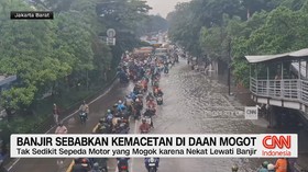 VIDEO: Banjir Sebabkan Kemacetan di Daan Mogot