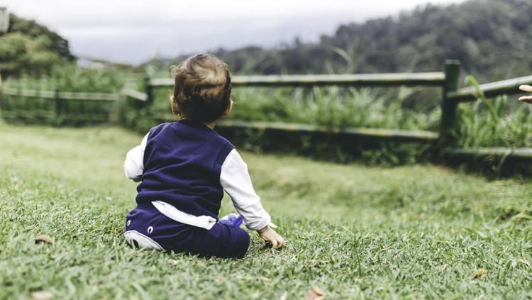 Bayi 19 Bulan Jatuh dari Pintu Mobil yang Berjalan