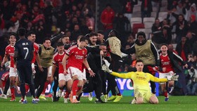 FOTO: Malam Ajaib Trubin, Kiper Cetak Gol Penentu di Benfica vs Madrid