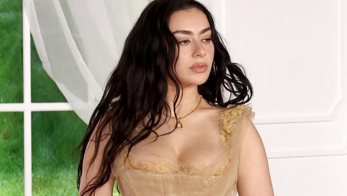 Charli XCX di premier film Wuthering Heights.