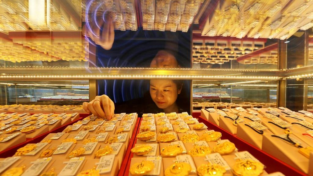 FOTO: Kinclong Harga Emas saat Rupiah dan IHSG Ambruk