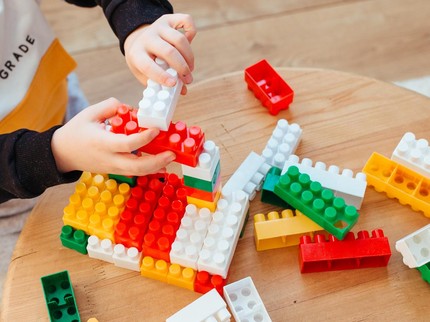 Lebih dari Sekadar Main, Ini Manfaat Aktivitas Merakit untuk Anak