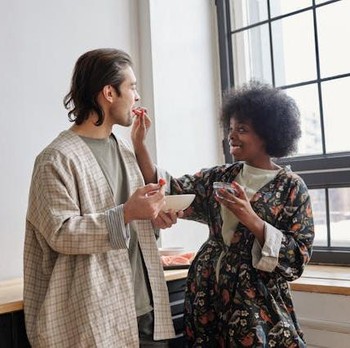 5 Kebiasaan Sederhana yang Dilakukan Pasangan Bahagia Sebelum Jam 9 Pagi, Sudah Lakukan?