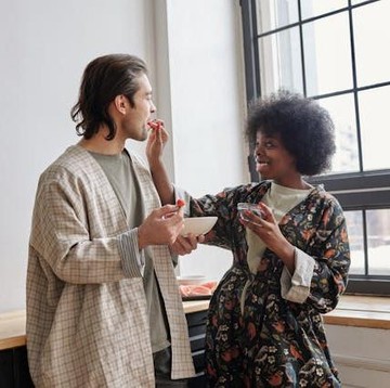 5 Kebiasaan Sederhana yang Dilakukan Pasangan Bahagia Sebelum Jam 9 Pagi, Sudah Lakukan?