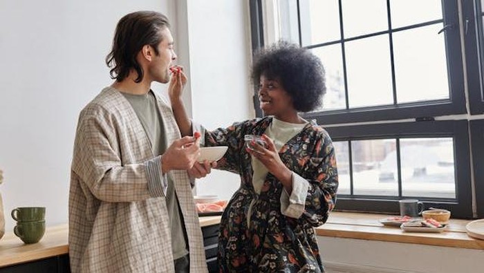 5 Kebiasaan Sederhana yang Dilakukan Pasangan Bahagia Sebelum Jam 9 Pagi, Sudah Lakukan?