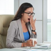 Sering Menguap Ketika Bekerja di Depan Laptop? Cari Tahu Penyebab dan Cara Mengatasinya