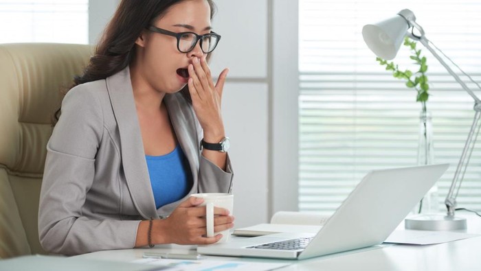 Sering Menguap Ketika Bekerja di Depan Laptop? Cari Tahu Penyebab dan Cara Mengatasinya