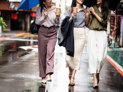 9 Sepatu Karet Perempuan Waterproof yang Nyaman saat Hujan, Cocok untuk Kerja