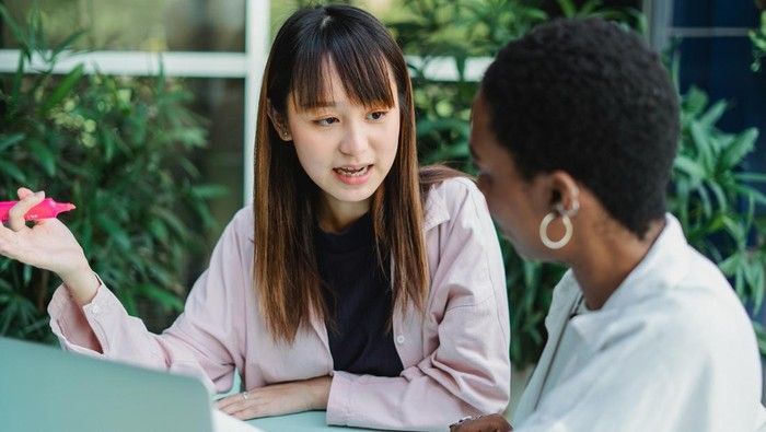 Menunjukkan empati. Orang yang mau mengalan mudah memahami orang lain, memberikan belas kasih, dan siap menolong.