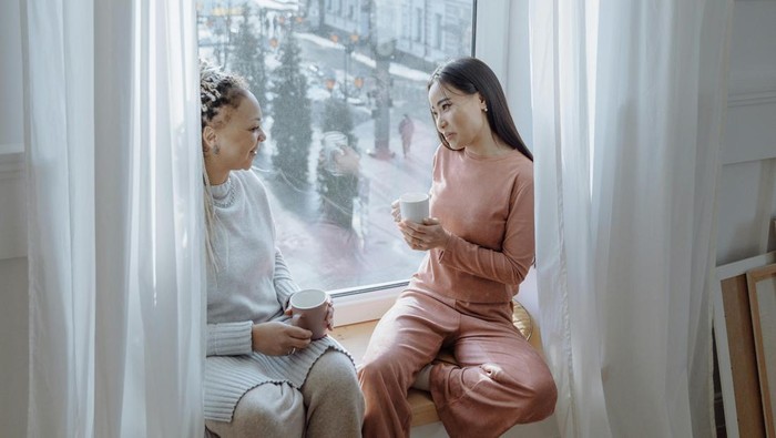 Pendengar yang baik. Mereka benar-benar mendengarkan keluh kesah orang lain dan berusaha memahami perasaannya.