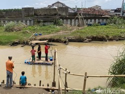 Terisolasi gegara Jembatan Ambrol, Warga Tambaksari Sambat Ekonomi Lumpuh