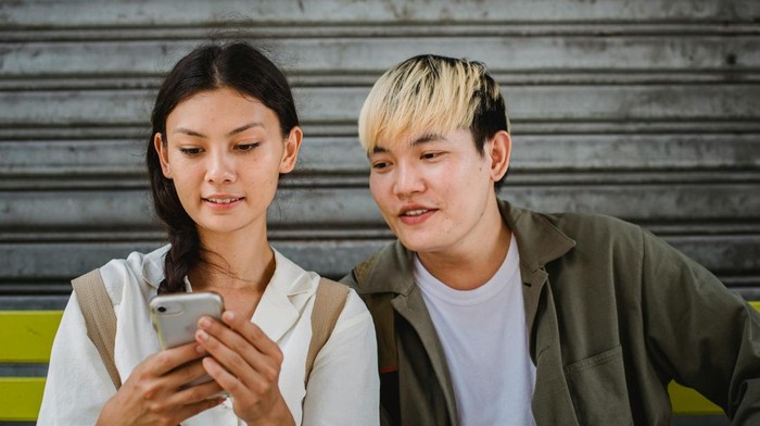 Kalimat “Kamu lihat apa yang aku post nggak?”. Kalimat ini menunjukkan orang caper yang juga cari perhatian di media sosial.