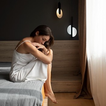 3 Kebiasaan yang Diam-Diam Menggerogoti Kepercayaan Dirimu