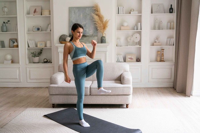 Nggak perlu ke gym, kamu bisa mencoba olahraga yang sederhana di rumah. Adapun jenis olahraga lain yang bisa kamu coba adalah jogging, senam aerobik, hingga yoga atau pilates.
