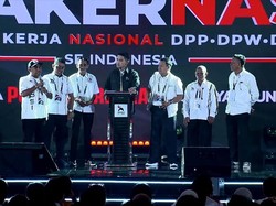 Kaesang Bagi-bagi KTA Emas ke Ketua DPD PSI Saat Rakernas di Makassar