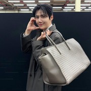 Simak Gaya Menawan Kim Seon Ho di Acara Bottega Veneta Summer 2026