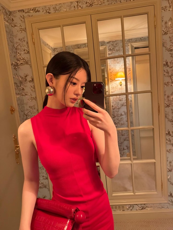 Kompak kenakan outfit serba merah dari atas sampai bawah di JACQUEMUS &lsquo;Le Palmier&rsquo; show yang digelar di Mus&eacute;e National Picasso-Paris, Prancis, perhatian publik pun langsung tertuju pada penampilan menyala mereka. / Foto: instagram.com/illit_official