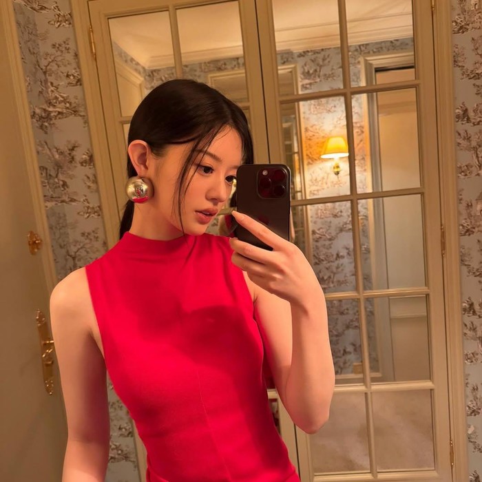 Kompak kenakan outfit serba merah dari atas sampai bawah di JACQUEMUS ‘Le Palmier’ show yang digelar di Musée National Picasso-Paris, Prancis, perhatian publik pun langsung tertuju pada penampilan menyala mereka. / Foto: instagram.com/illit_official