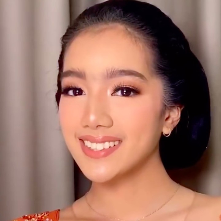 <p>Leticia tak hanya mengenakan kebaya di acara Pura Mangkunegaran. Untuk menyempurnakan penampilannya, ia didandani seperti putri Jawa, yakni dengan rambut ditata model konde dan riasan wajah yang sederhana. Setuju ya, Bunda? Paras cantik Leticia tampak begitu bersinar saat mengenakan kebaya dan riasan ini. (Foto: Instagram @itssheilamj)</p>