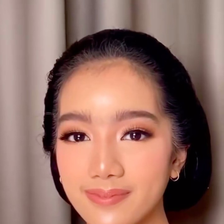 <p>Penampilan Leticia yang cantik dalam balutan kebaya dibagikan sang Bunda di Instagram. Sheila mengaku kagum dengan gaya sang putri yang <em>manglingi</em>. "boleh <em>speechless</em> enggak sih," tulis Sheila dalam <em>postingan</em> video sang Putri yang sebentar lagi berulang tahun ke-16. (Foto: Instagram @itssheilamj)</p>