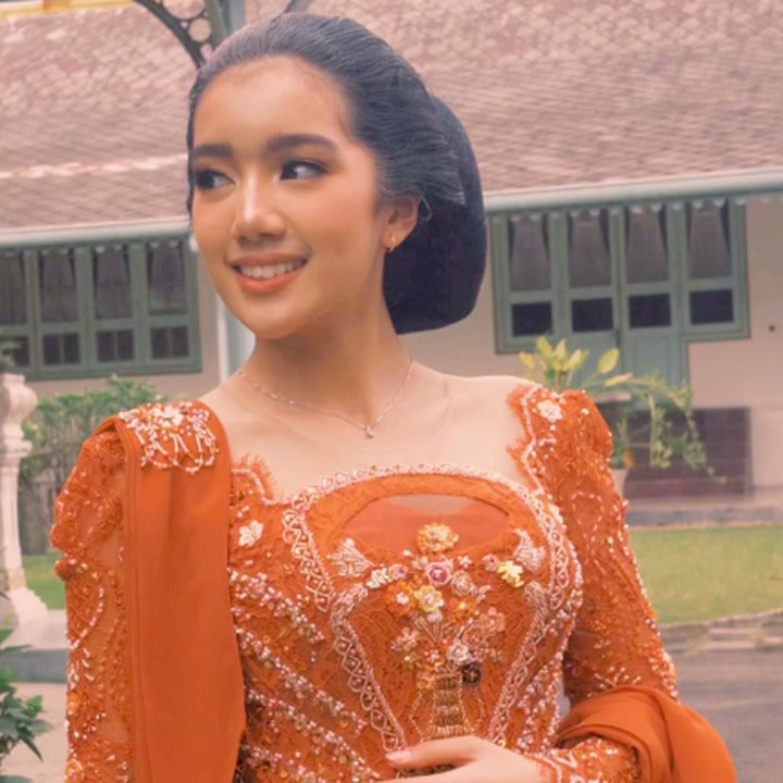<p>Di acara spesial ini, Leticia tampil cantik mengenakan kebaya berwarna oranye yang dipadukan dengan kain jarik cokelat bermotif batik. Pakaian tradisional Jawa yang dikenakan Leticia ini merupakan rancangan dari butik Rumah Kebaya. (Foto: Instagram @itssheilamj)</p>