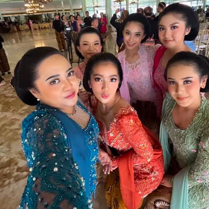 <p>Leticia hadir di acara Tingalan Jumenengan yang digelar di Pura Mangkunegaran bersama beberapa sahabat dari finalis Gadis Sampul 2025. Seperti diketahui, baru-baru ini Leticia terpilih sebagai juara pertama Gadis Sampul. Sejak menang kompetisi ini, Leticia mulai disibukkan dengan aktivitas barunya di dunia <em>modeling</em>. (Foto: Instagram @itssheilamj)</p>
