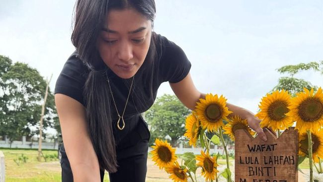 Balik dari Jerman, 7 Foto Ziarah Farah Dibba ke Makam Lula Lahfah