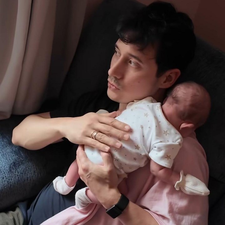 <p>Usai memberikan susu melalui botol, Nino terlihat menyandarkan Baby Kaia di bahunya untuk menyendawakan sang putri sambil menepuk dan mengusap punggungnya dengan lembut. Merasa gemas dengan sang putri, Nino berkali-kali mengungkapkan rasa sayangnya. "Gemas banget deh kamu matanya lucu banget," ungkap Nino. (Foto: Instagram @ninojkt)</p>