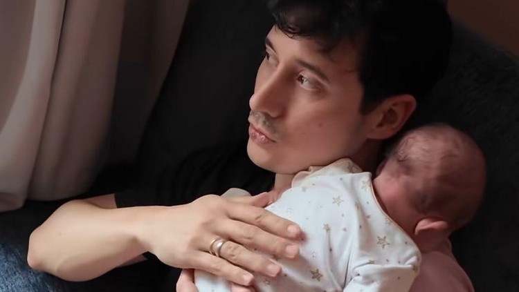 Momen Nino Fernandez Telaten Urus Baby Kaia yang Baru Lahir