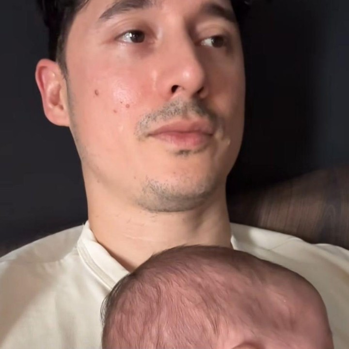 <p>Melihat dari unggahan lainnya, Nino Fernandez juga sempat membagikan momen menggemaskan saat putrinya tertidur pulas dalam dekapannya. "Lucu banget Kaia," kata Nino. (Foto: Instagram @ninojkt)</p>