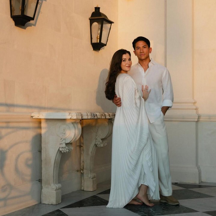 <p>Menutup tahun 2025, Pangeran Mateen kembali mem-<em>posting</em> foto kebersamaan dengan Anisha. Di foto ini, keduanya kompak menganakan baju bernuansa warna putih. <em>Baby bump</em> kehamilan Anisha sendiri sudah terlihat cukup besar di potret ini. "Mengucapkan Selamat Tahun Baru untuk kalian semua," tulis Pangeran Mateen. (Foto: Instagram @tmski)</p>