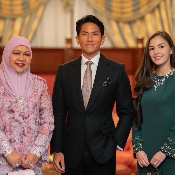 <p>Baru-baru ini, Pangeran Mateen mem-<em>posting</em> momen spesial bersama istrinya. Berbeda dari foto lainnya, sang Pangeran mengunggah foto kebersamaan dengan sang istri dan ibunda tercinta, Mariam Abdul Aziz. Pangeran Mateen berbagi foto ini untuk merayakan ulang tahun sang Bunda ke-70 yang jatuh pada 29 Januari 2026 dan memamerkan keakrabanya dengan ibunda. "<em>Happy Birthday Mama</em>," tulisnya di Instagram. (Foto: Instagram @tmski)</p>