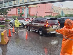 Jl Letjend Suprapto Banjir, Pengendara Diarahkan Masuk Jalur TransJ