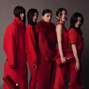 5 Potret ILLIT Tampil Menyala Berbusana Serba Merah di JACQUEMUS Le Palmier Show