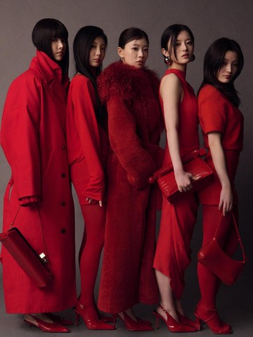 5 Potret ILLIT Tampil Menyala Berbusana Serba Merah di JACQUEMUS Le Palmier Show