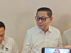 Pakai Baju Putih, Rusdi Masse Muncul di Area Rakernas PSI di Makassar