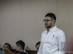 Video: Momen Ammar Zoni Dengarkan Keterangan Saksi Sambil Zikir