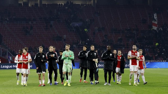 Tiga klub yang pernah merasakan mengangkat trofi 'Si Kuping Lebar' gagal lolos ke babak 16 besar Liga Champions musim ini.