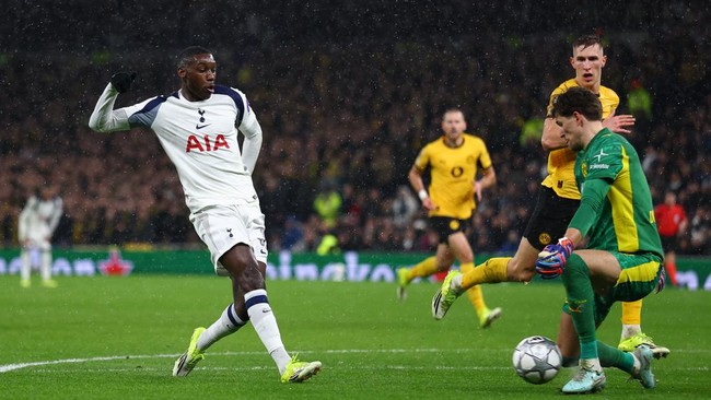 Penyerang Tottenham Hotspur, Randal Kolo Muani, lolos dari maut setelah mengalami kecelakaan mengerikan menggunakan Ferrari di jalan tol M25.