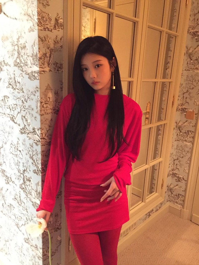 Tak hanya itu, setiap fashion item yang dipakai dipilih langsung oleh Simon Porte Jacquemus, perancang busana asal Prancis yang juga merupakan pendiri JACQUEMUS. Wah, keren sekali ya, Beauties! / Foto: instagram.com/illit_official