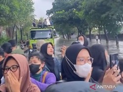 Cerita Pekerja Ketemu Banyak Orang Baik saat Banjir-Macet di Daan Mogot